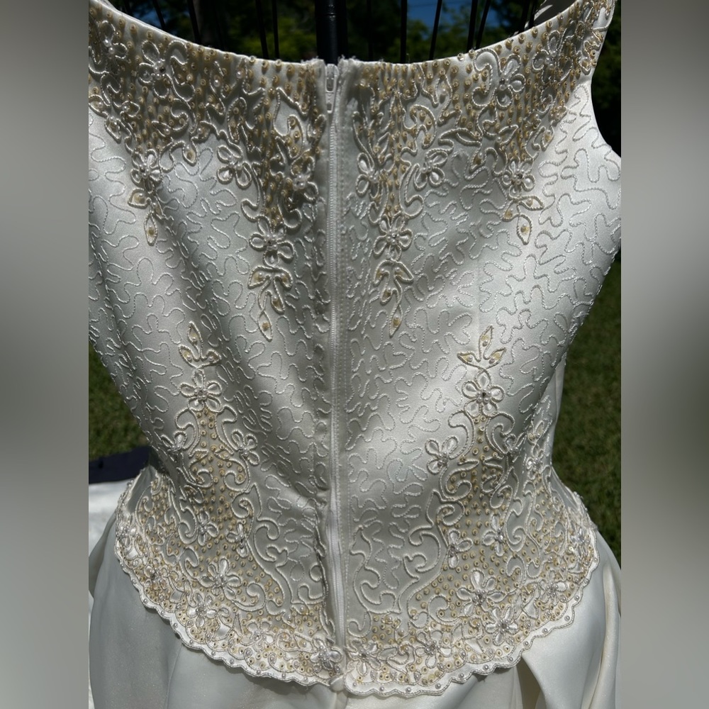 Wedding gown, preloved - Picture 7 of 15